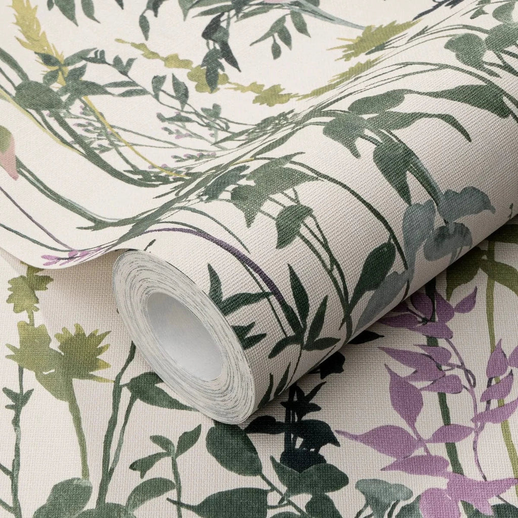 Lauku stila tapetes ar lapu un zāles rakstu krēmzaļā tonī – dabīgs interjera risinājums  