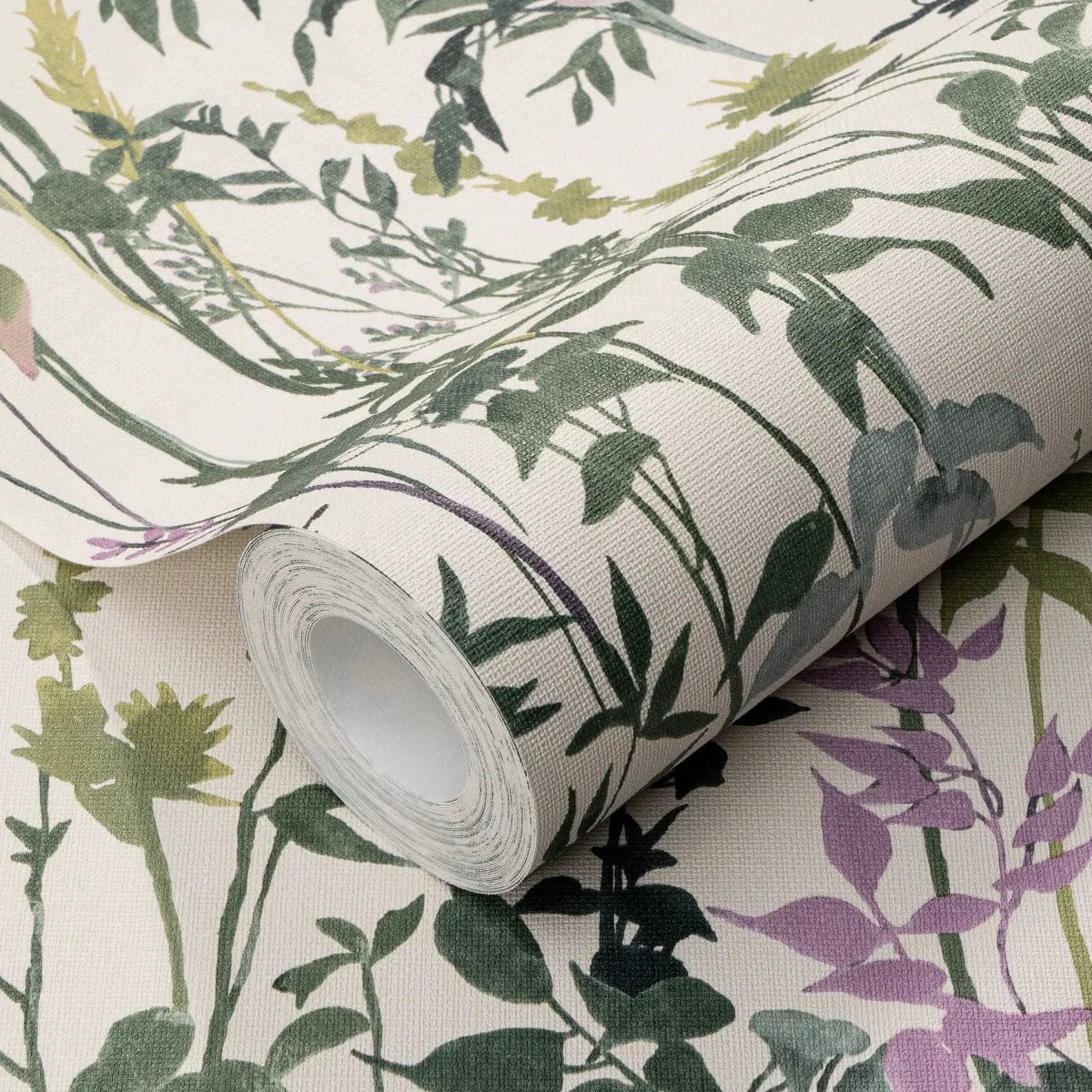 Lauku stila tapetes ar lapu un zāles rakstu krēmzaļā tonī – dabīgs interjera risinājums  