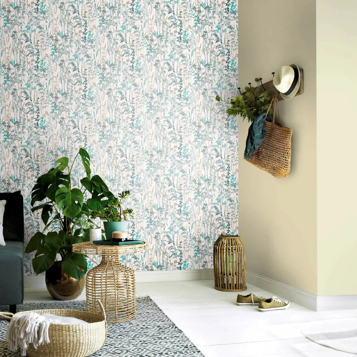 Baltas fona tapetes ar lapu motīvu – lauku stils mierīgai videi  