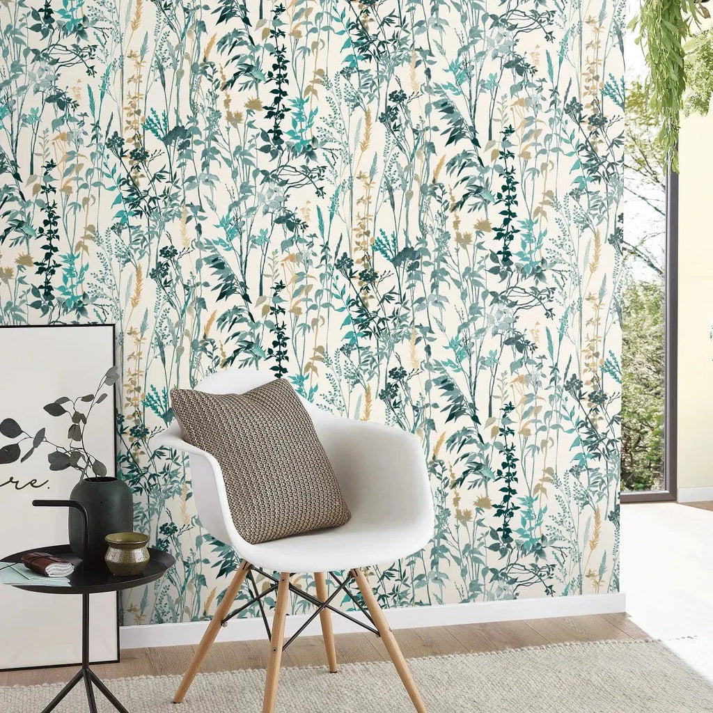 Baltas fona tapetes ar lapu motīvu – lauku stils mierīgai videi  