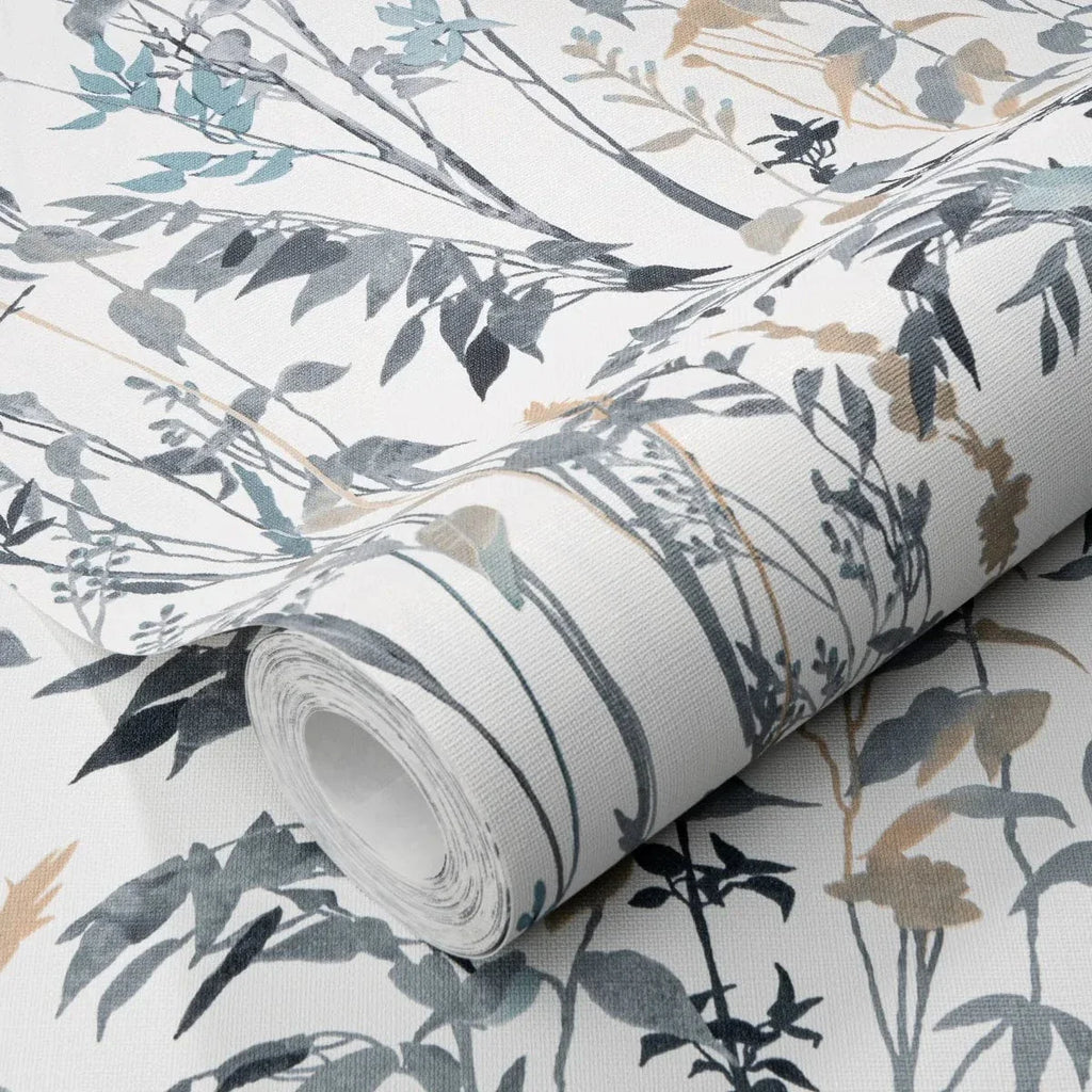 Baltas fona tapetes ar lapu motīvu – lauku stils mierīgai videi  