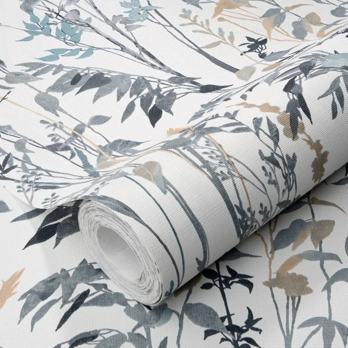 Baltas fona tapetes ar lapu motīvu – lauku stils mierīgai videi  