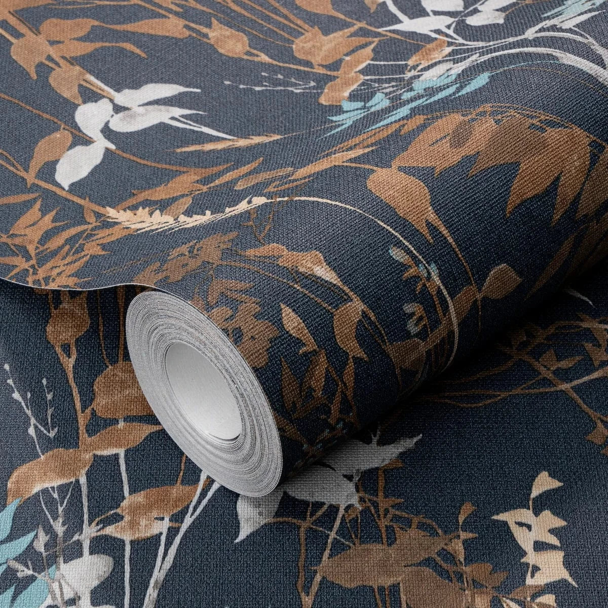 Tumši zilas tapetes ar lauku stila lapu motīvu – iedvesma interjera sienām  