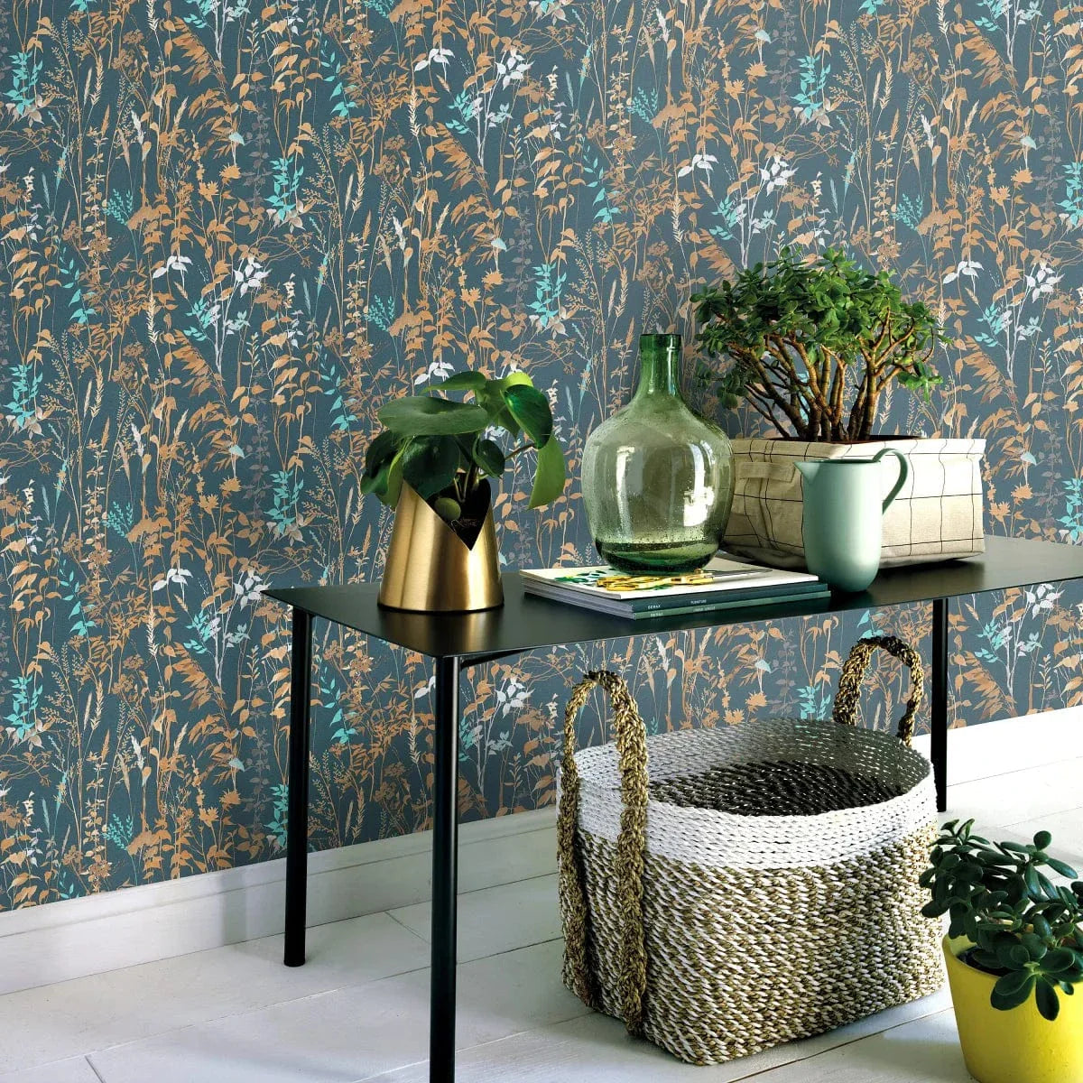 Tumši zilas tapetes ar lauku stila lapu motīvu – iedvesma interjera sienām  
