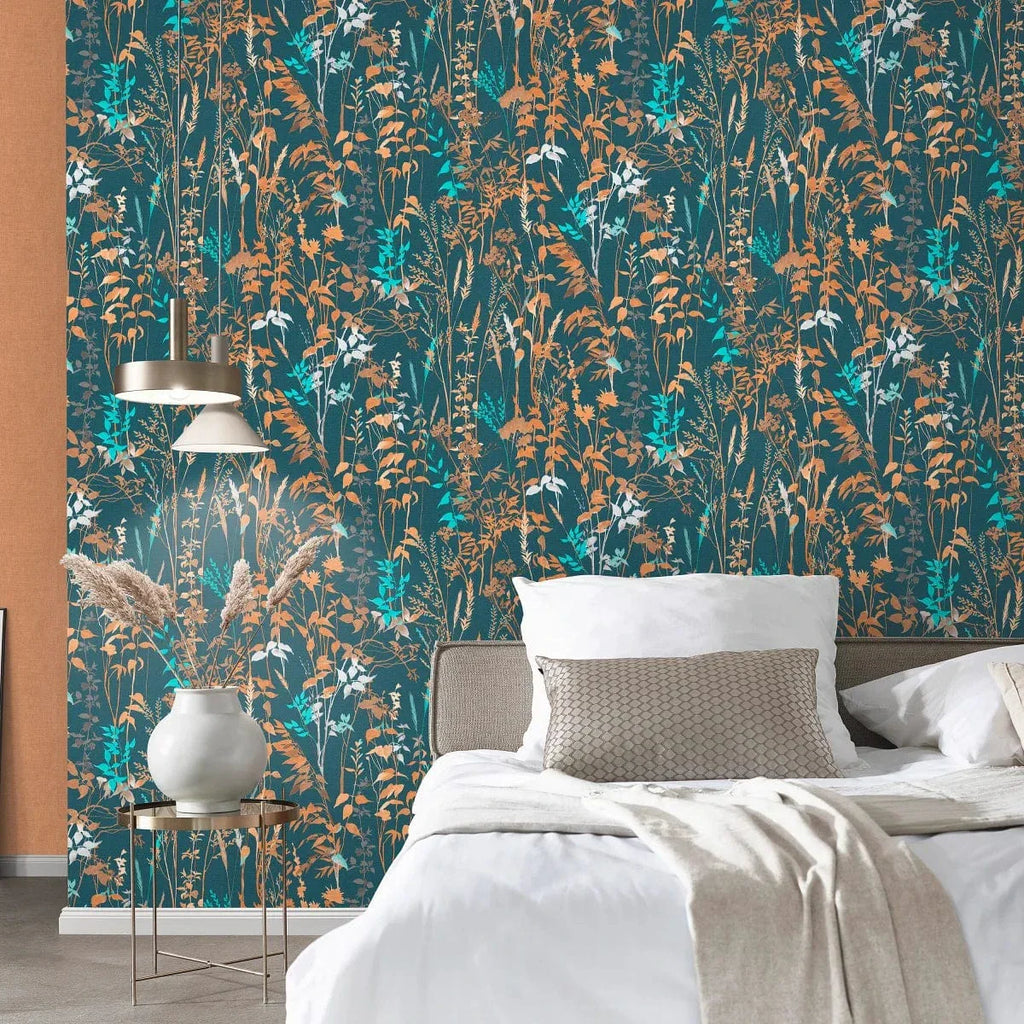 Tumši zilas tapetes ar lauku stila lapu motīvu – iedvesma interjera sienām  