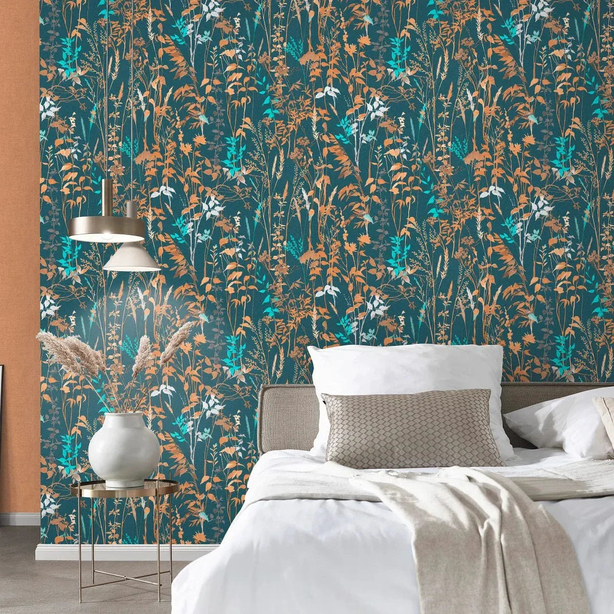 Tumši zilas tapetes ar lauku stila lapu motīvu – iedvesma interjera sienām  