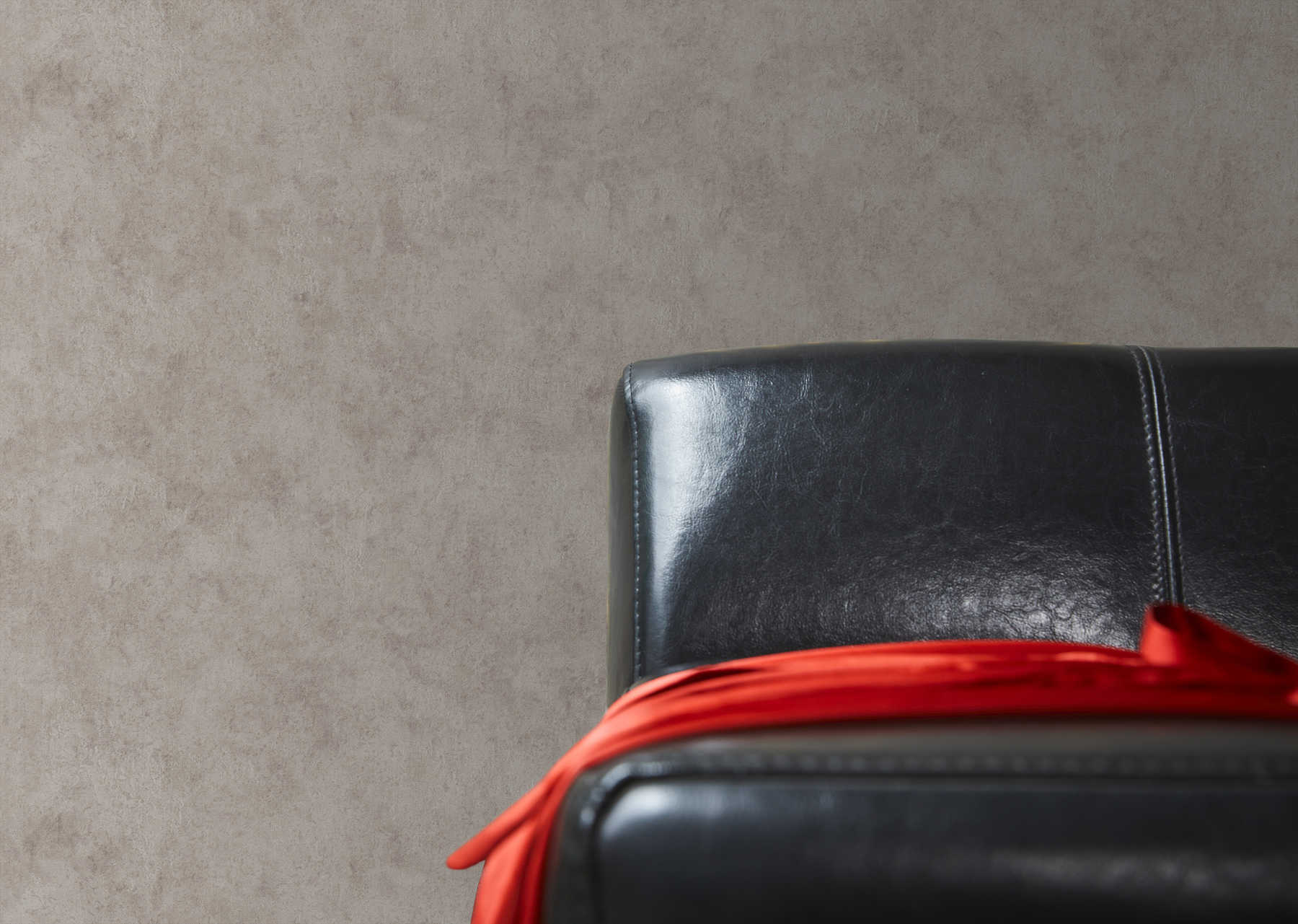 Vintage pelēkas tapetes ar elegantu satīna spīdumu - guļamistabas interjerā