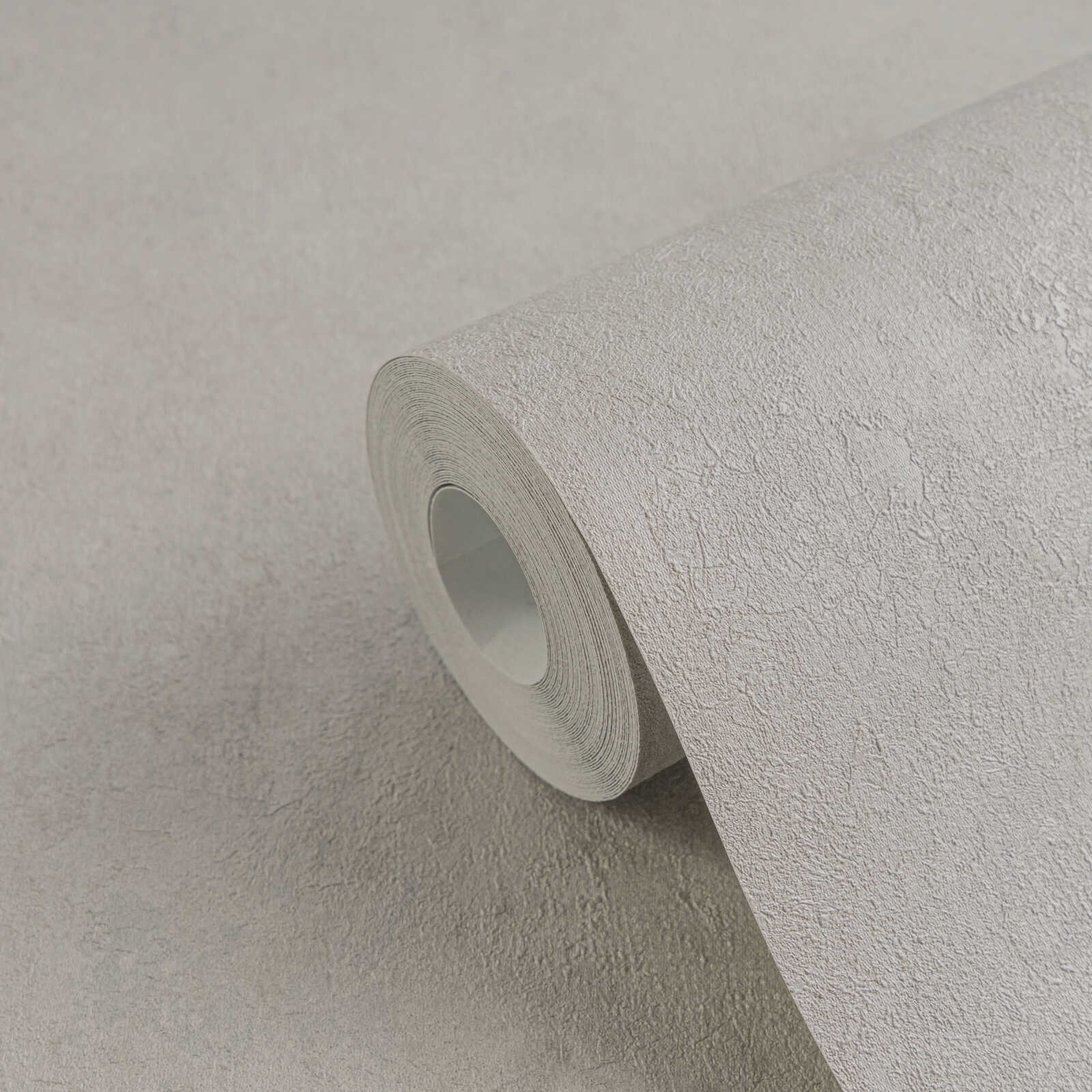 Vintage pelēkas tapetes ar elegantu satīna spīdumu - istabas interjerā