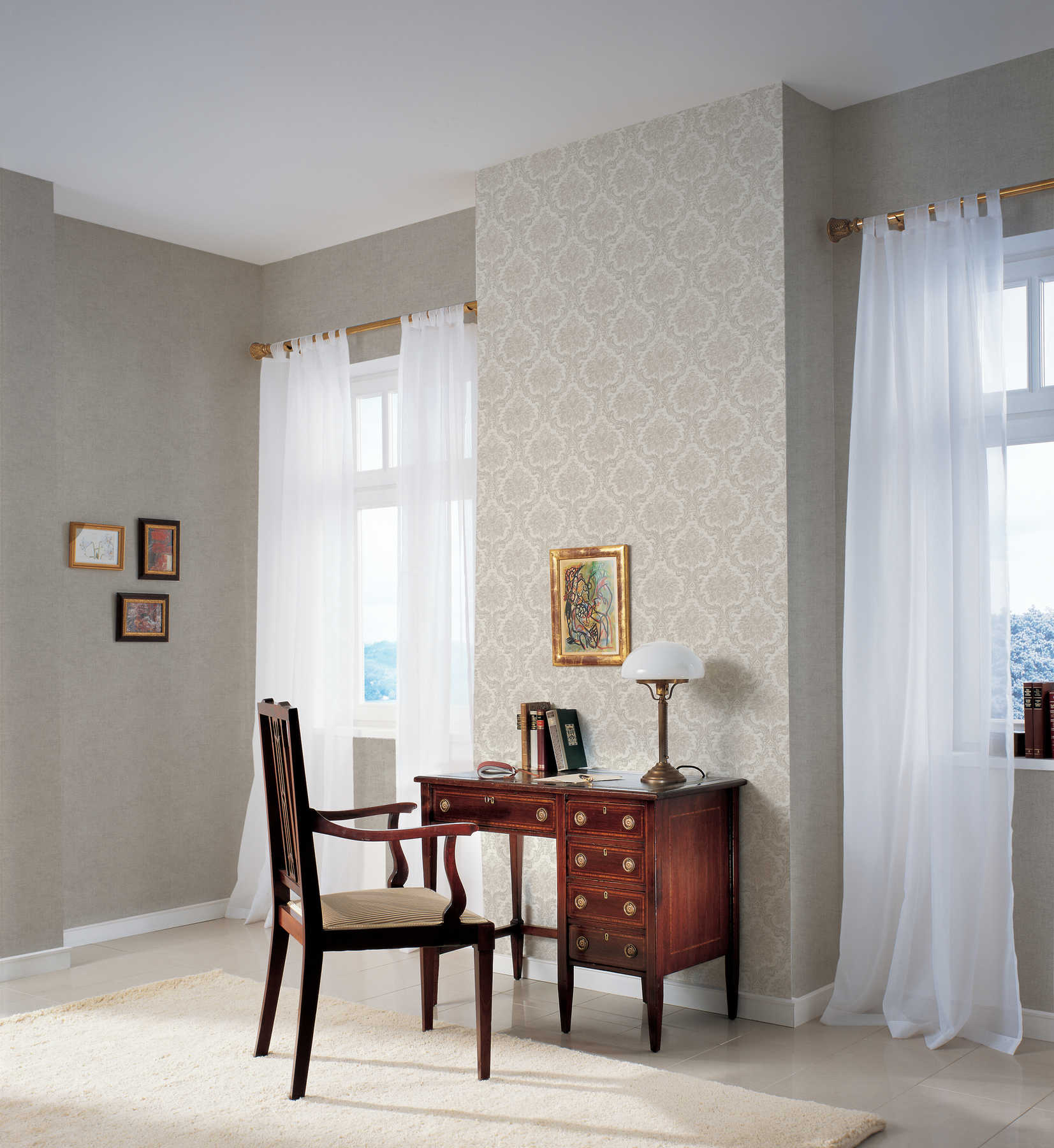 Tumši pelēkas tapetes ar strukturētu rakstu un matētu pārklājumu - kombinācija ar mebelēm