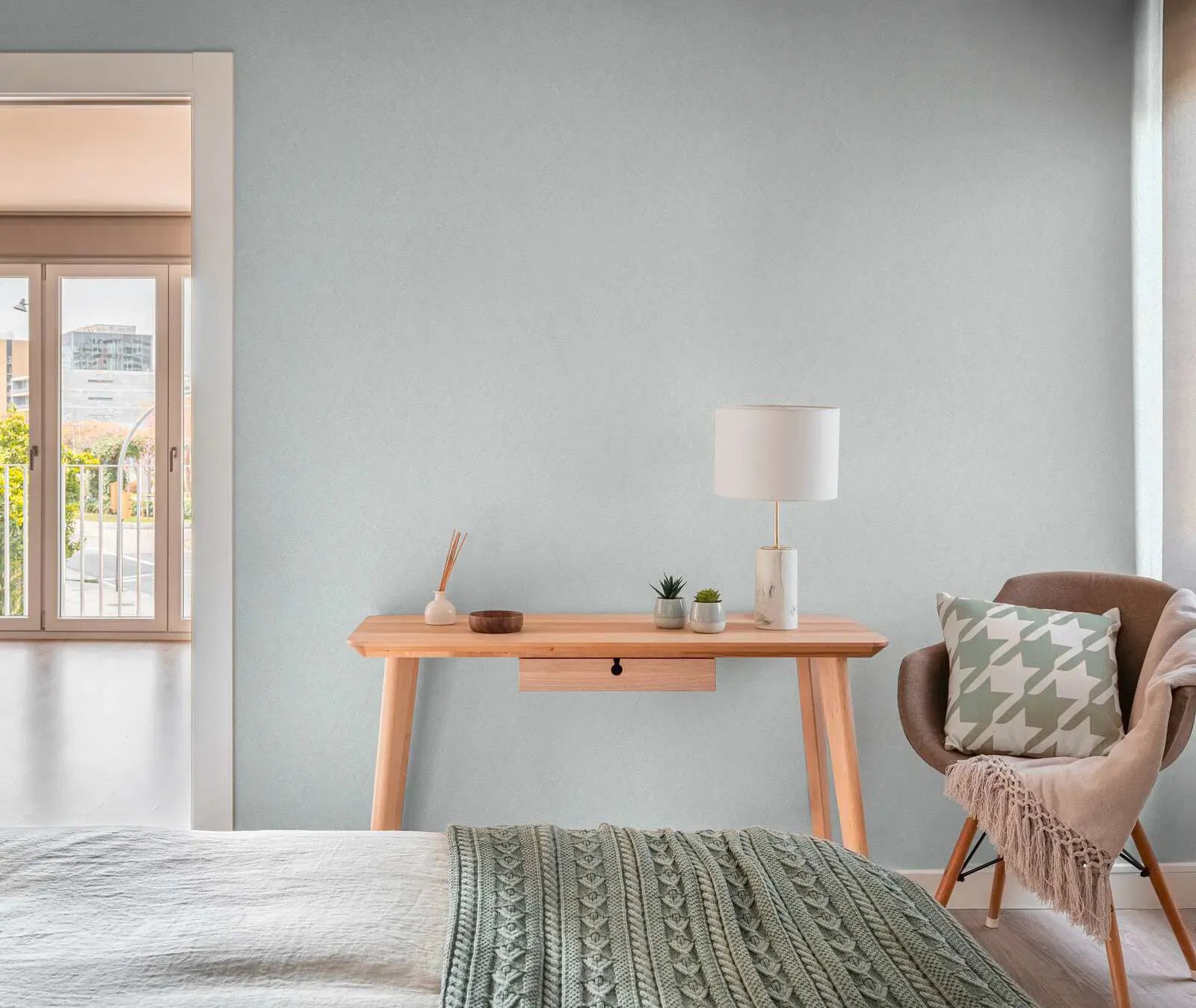 Zilas neaustas tapetes ar reljefu zigzaga dizainu | 3010613