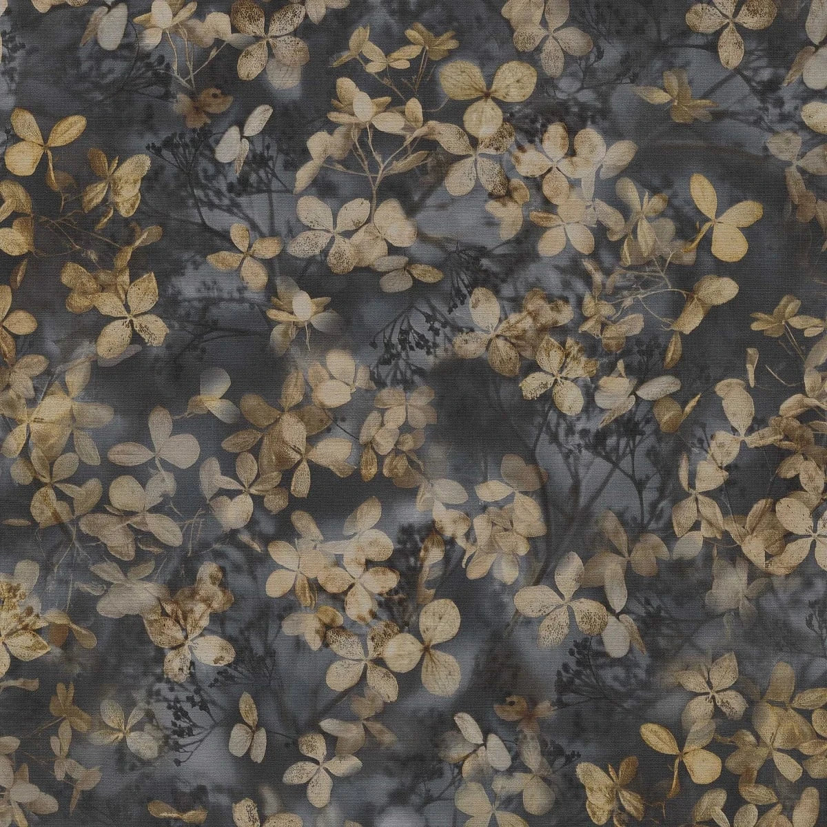 Melnas vintage tapetes ar lapām un tekstila faktūru interjera iedvesmai – Erismann  