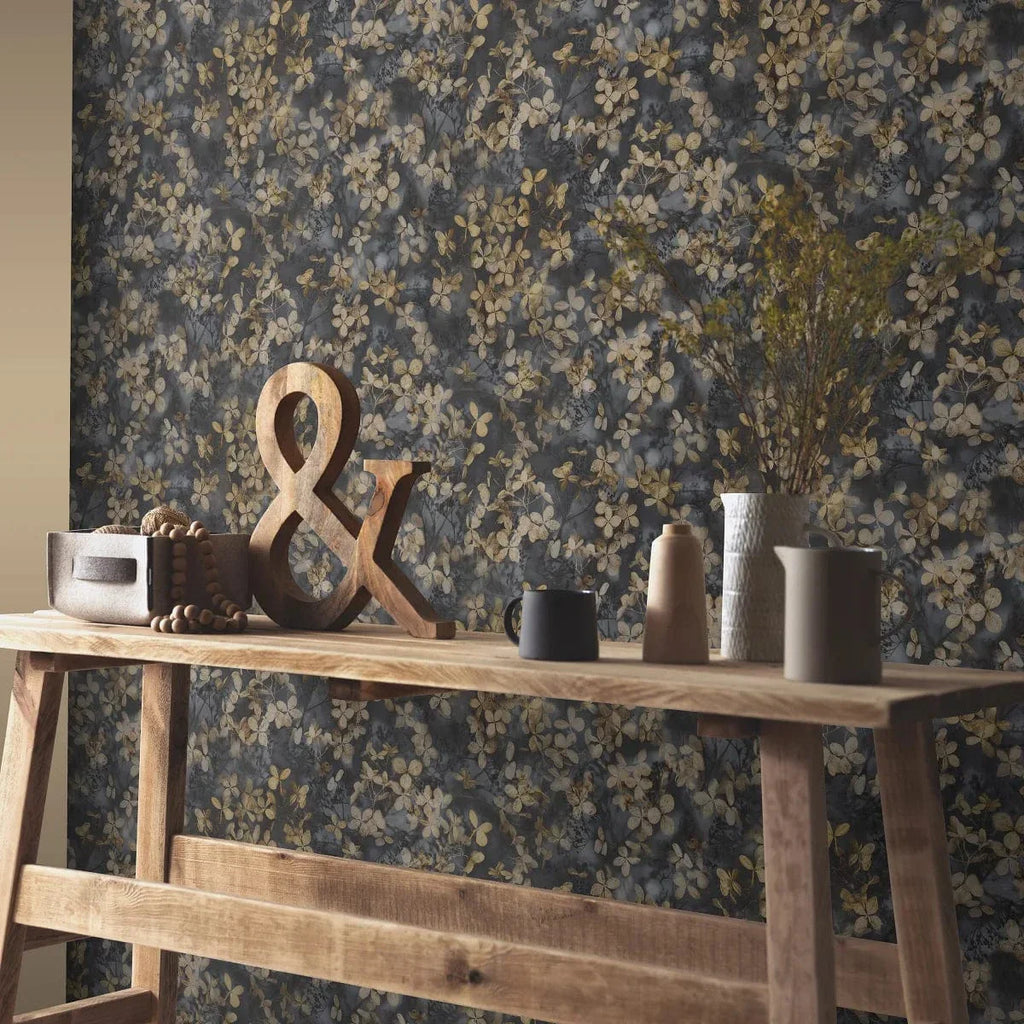 Melnas vintage tapetes ar lapām un tekstila faktūru interjera iedvesmai – Erismann  