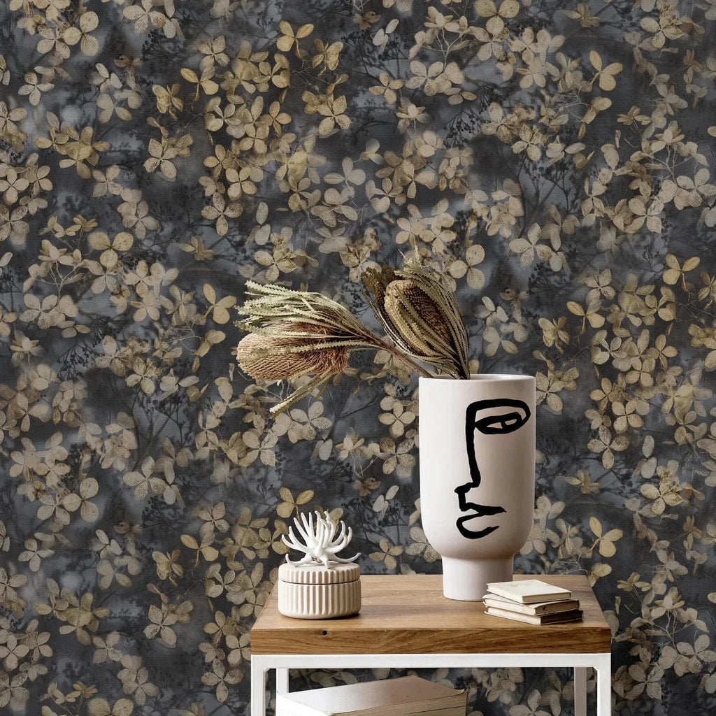 Melnas vintage tapetes ar lapām un tekstila faktūru interjera iedvesmai – Erismann  