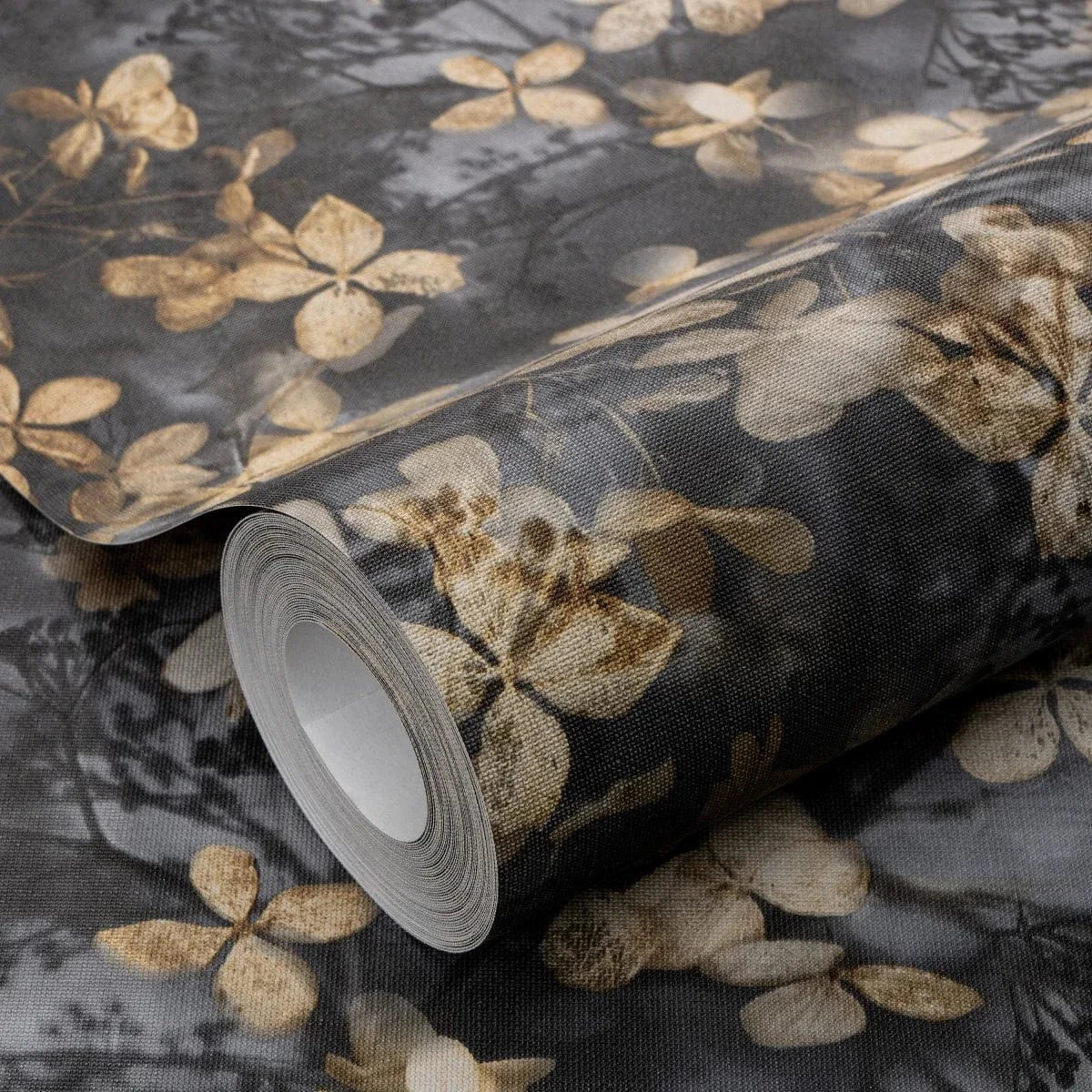 Melnas vintage tapetes ar lapām un tekstila faktūru interjera iedvesmai – Erismann  