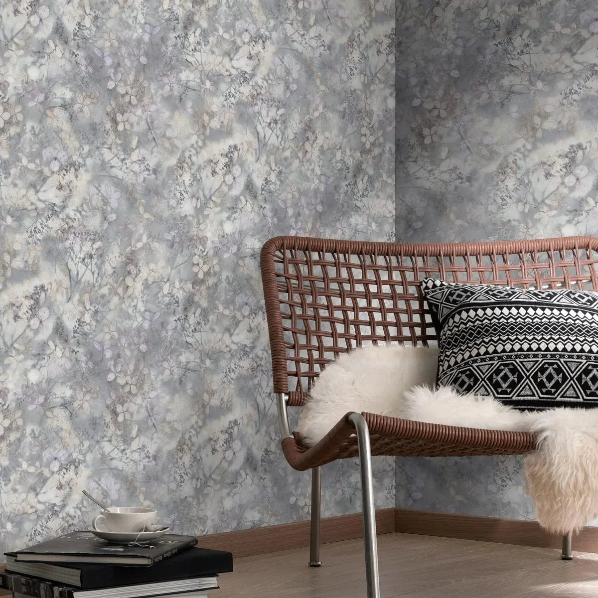 Pelēkas tapetes ar lapu rakstu un tekstila efektu interjerā – Erismann  