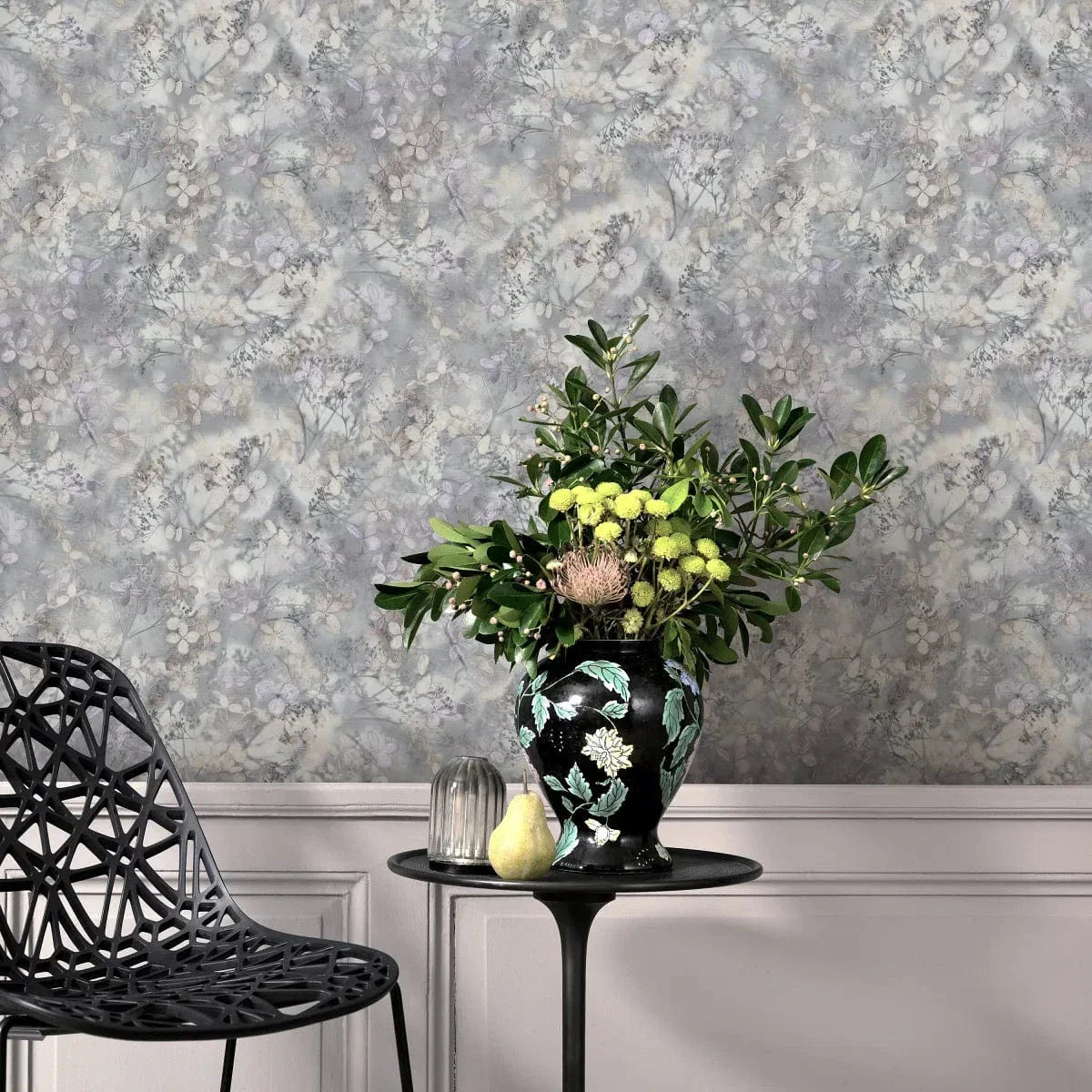 Pelēkas tapetes ar lapu rakstu un tekstila efektu interjerā – Erismann  