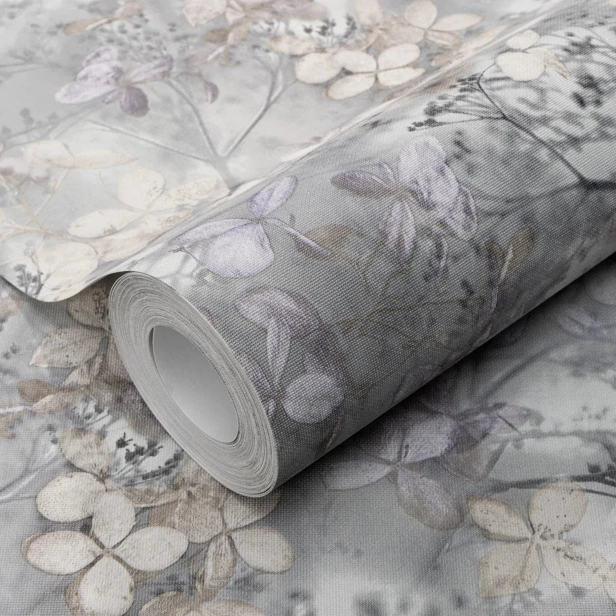 Pelēkas tapetes ar lapu rakstu un tekstila efektu interjerā – Erismann  