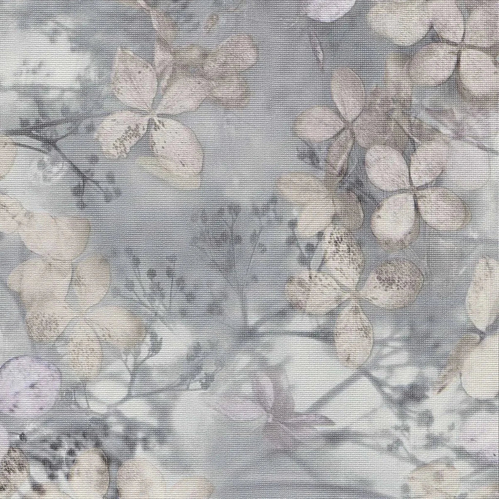 Pelēkas tapetes ar lapu rakstu un tekstila efektu interjerā – Erismann  