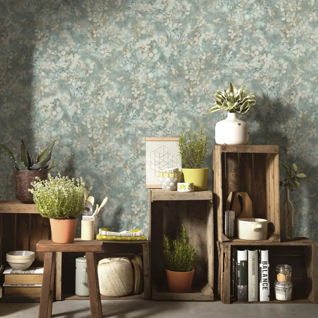 Zaļas vintage tapetes ar mazu lapu rakstu interjera piemērs – Erismann  