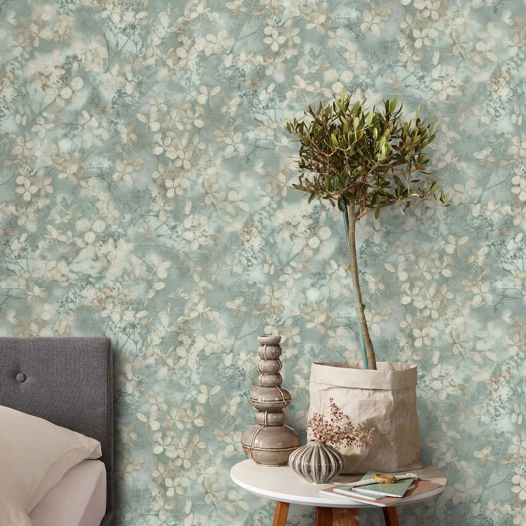 Zaļas vintage tapetes ar mazu lapu rakstu interjera piemērs – Erismann  