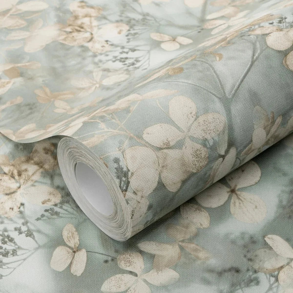 Zaļas vintage tapetes ar mazu lapu rakstu interjera piemērs – Erismann  