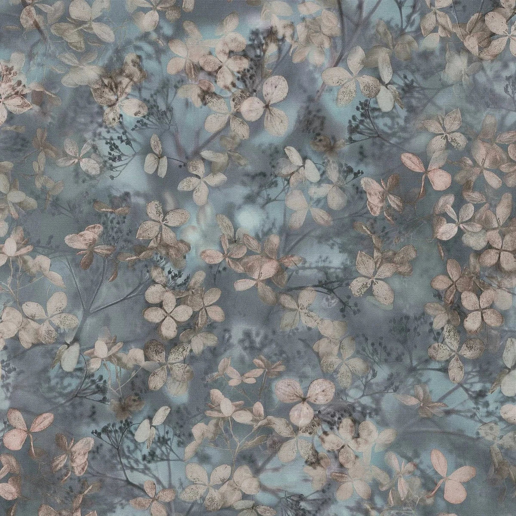 Zilas vintage tapetes ar smalku lapu rakstu interjerā – Erismann dizains  