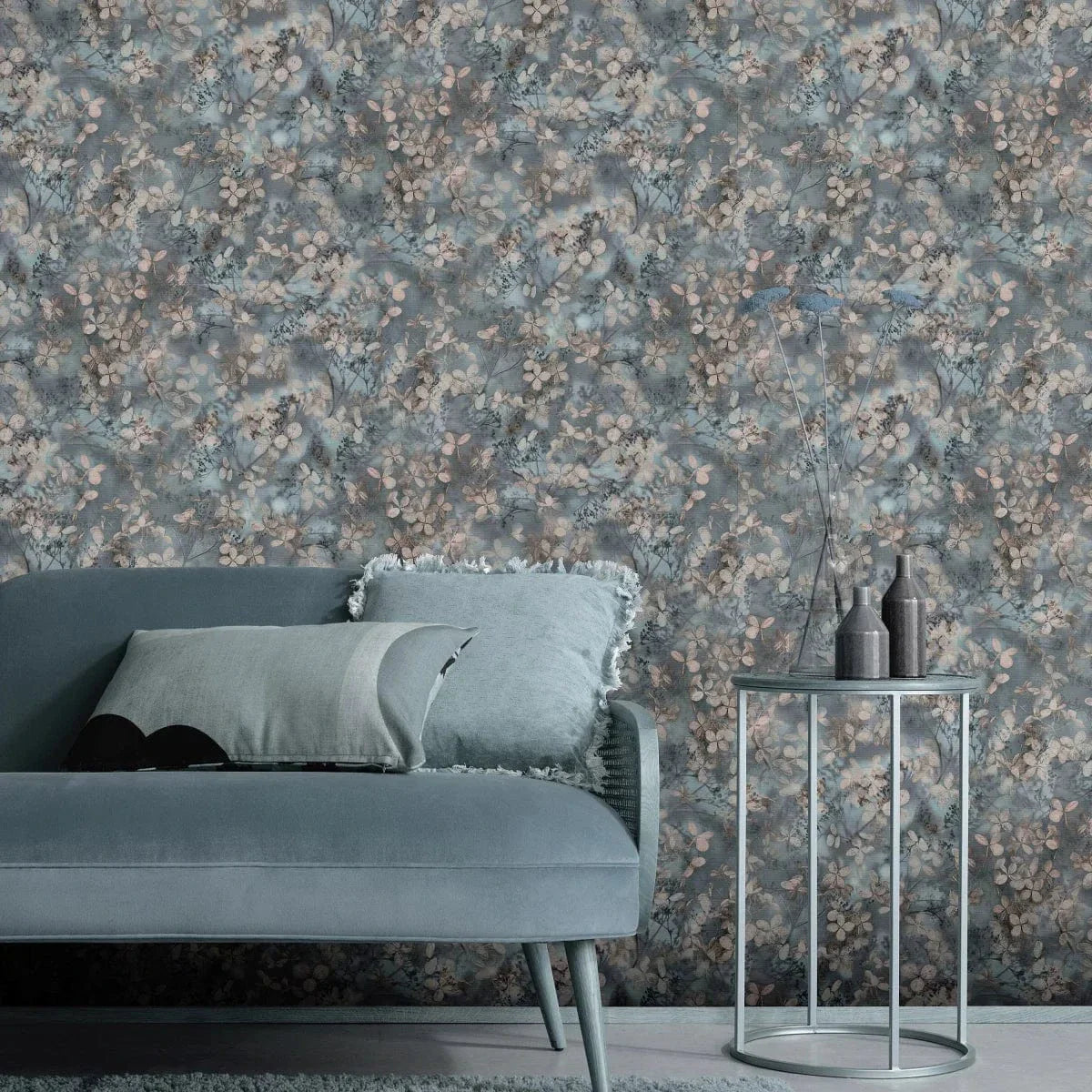 Zilas vintage tapetes ar smalku lapu rakstu interjerā – Erismann dizains  