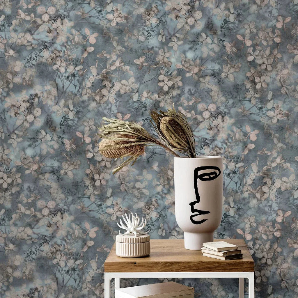 Zilas vintage tapetes ar smalku lapu rakstu interjerā – Erismann dizains  