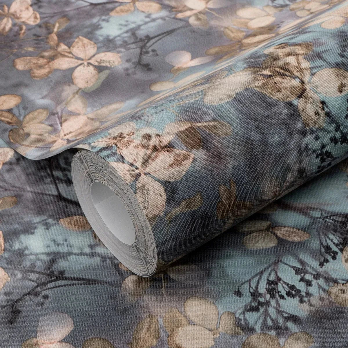 Zilas vintage tapetes ar smalku lapu rakstu interjerā – Erismann dizains  