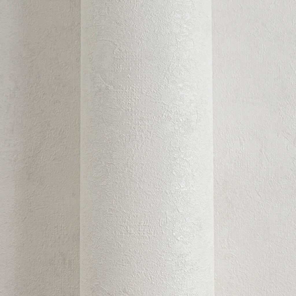 Gaiši pelēkas tapetes ar vintage spīdumu un elegantu tekstūru - guļamistabas interjerā