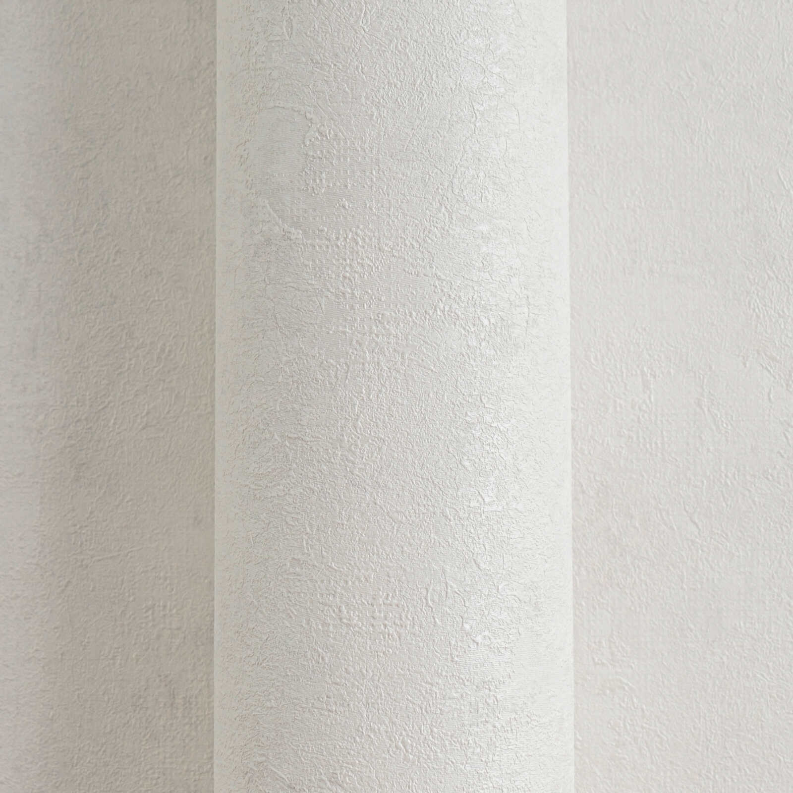 Gaiši pelēkas tapetes ar vintage spīdumu un elegantu tekstūru - guļamistabas interjerā