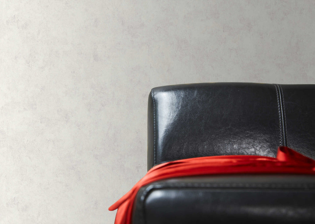 Gaiši pelēkas tapetes ar vintage spīdumu un elegantu tekstūru - idejas interjerām