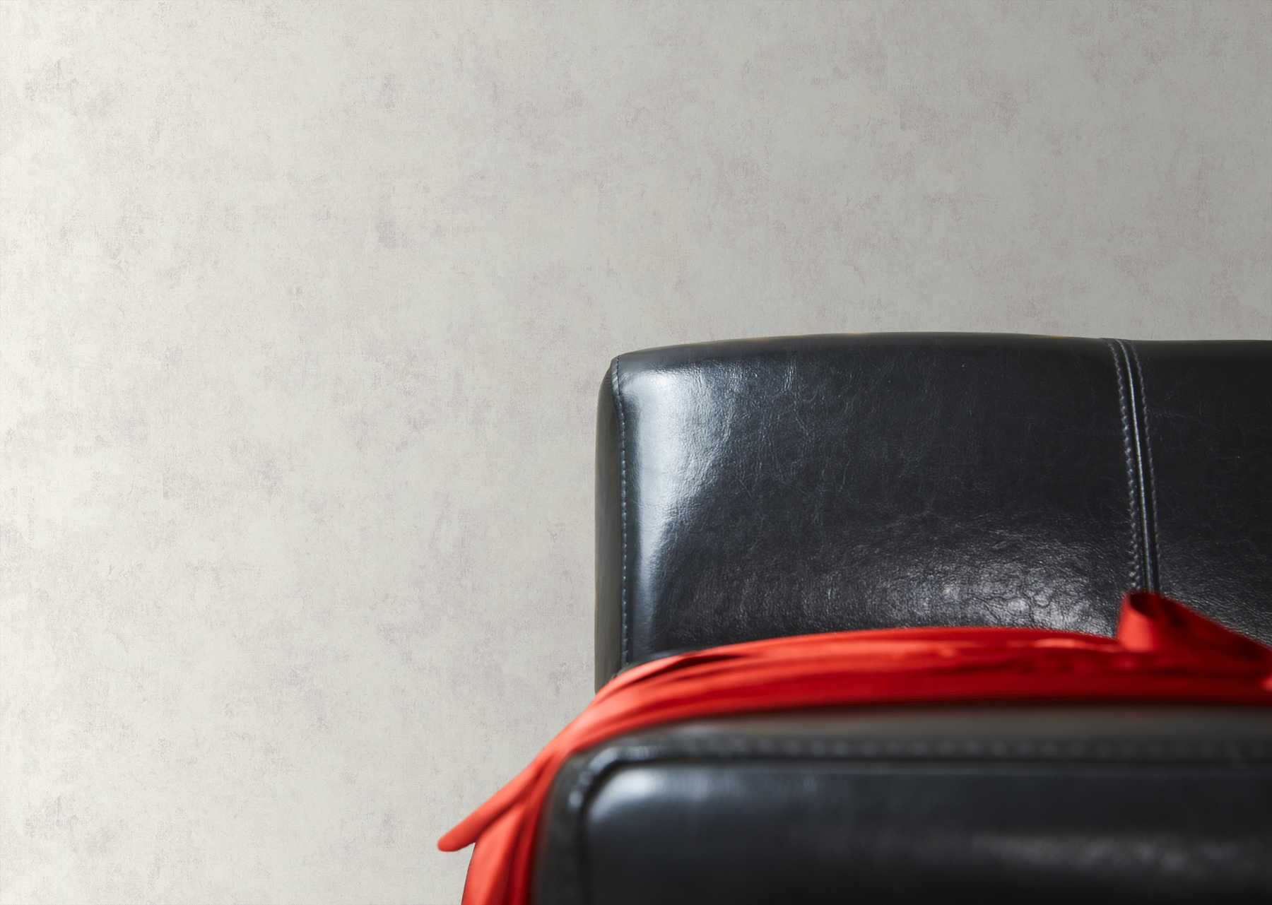 Gaiši pelēkas tapetes ar vintage spīdumu un elegantu tekstūru - idejas interjerām