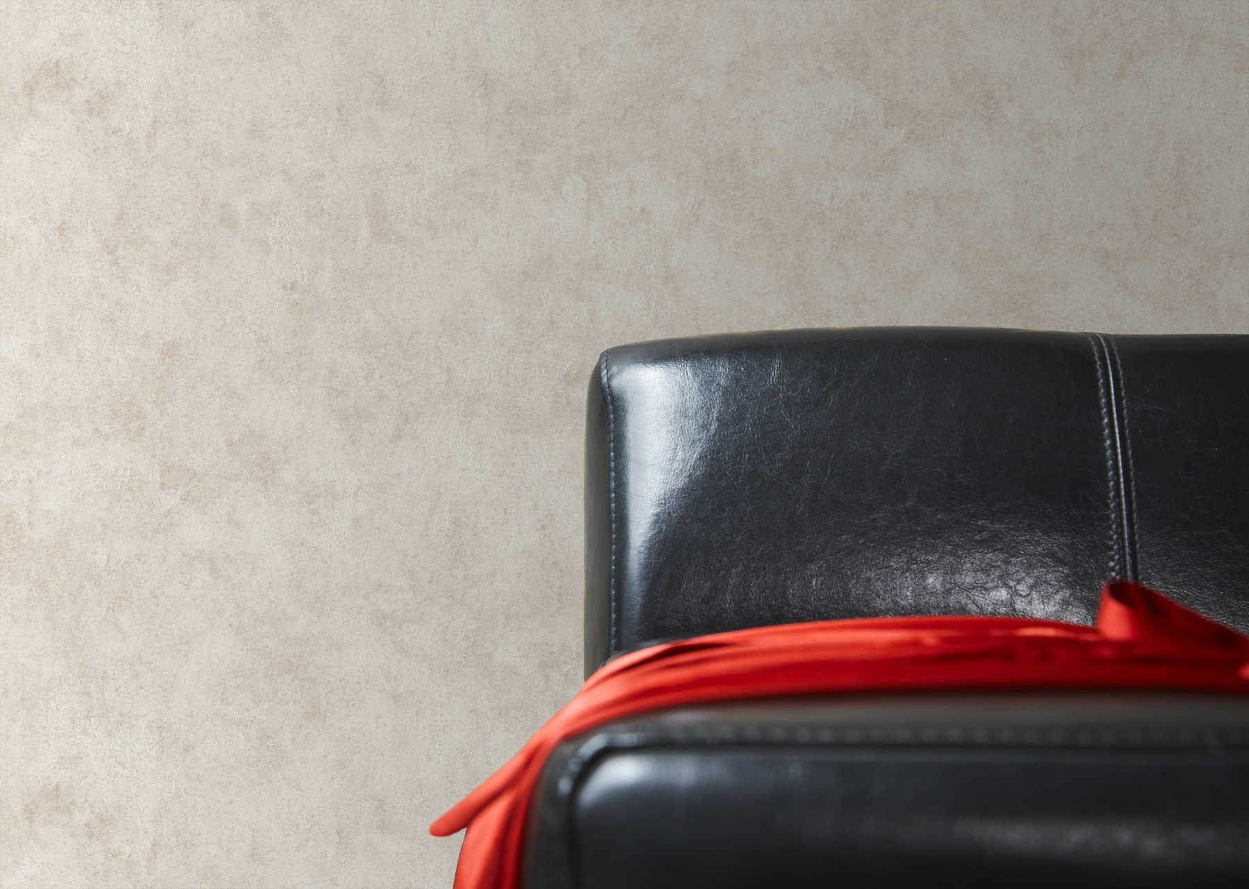 Krēmkrāsas tapetes ar satīna spīdumu klasiskā stilā - kombinācija ar mebelēm