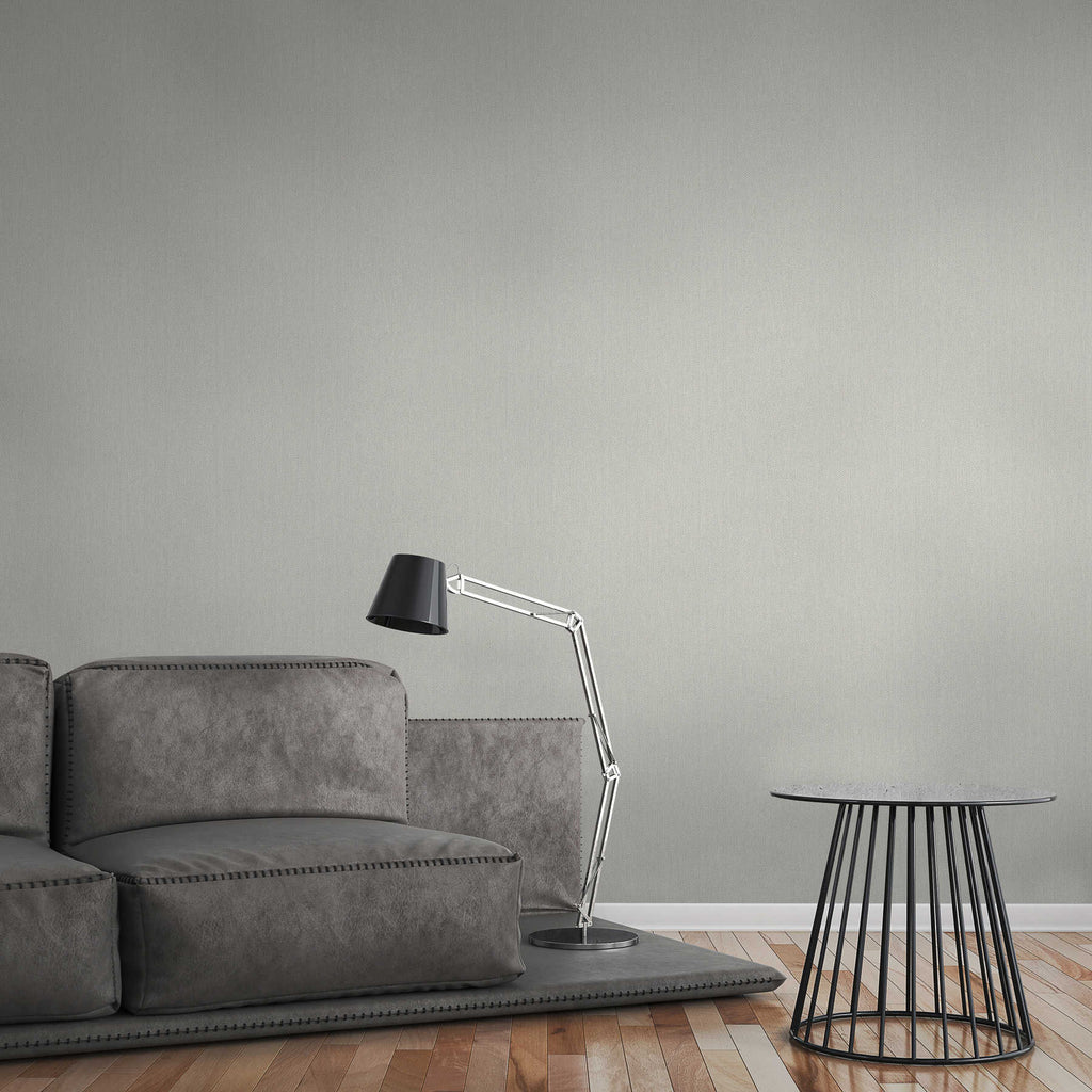 Pelēkas tapetes ar tekstila faktūru un vieglu metālisku mirdzumu sienām