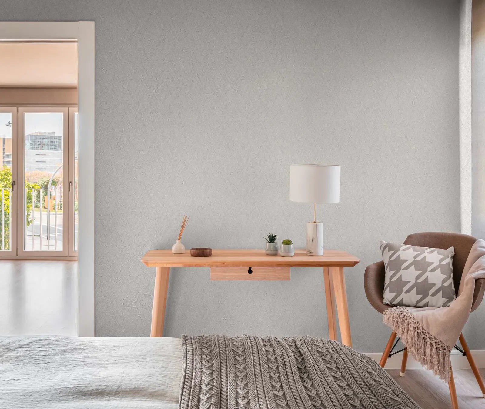 Pelēkas teksturētas neaustas tapetes ar chevron rakstu | 3010614