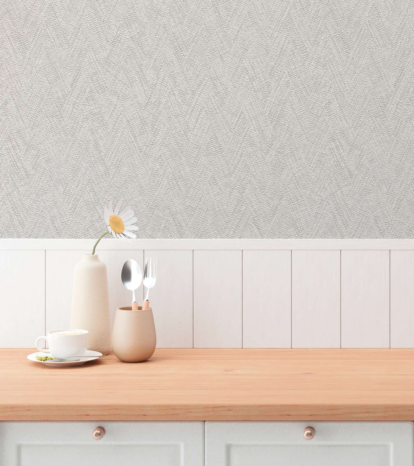 Pelēkas teksturētas tapetes ar smalku chevron rakstu klasiskā guļamistabas interjerā. SKU: 3010614, AS Creation.