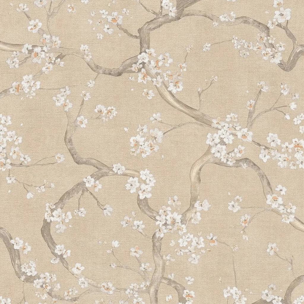 Bēšas tapetes ar ķiršu ziediem un smalku tekstūru dabiskā tonī - istabas interjerā