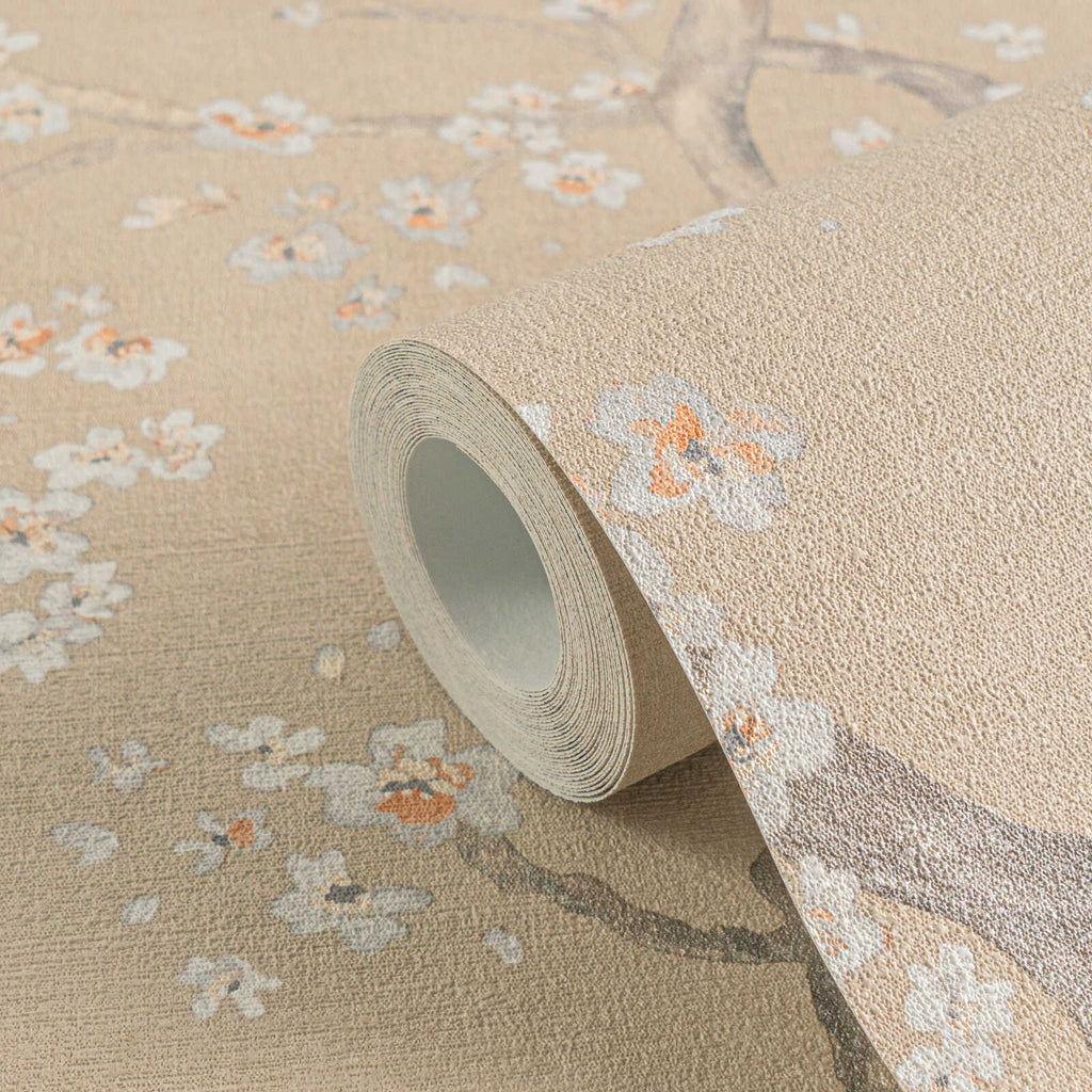 Bēšas tapetes ar ķiršu ziediem un smalku tekstūru dabiskā tonī - istabas interjerā