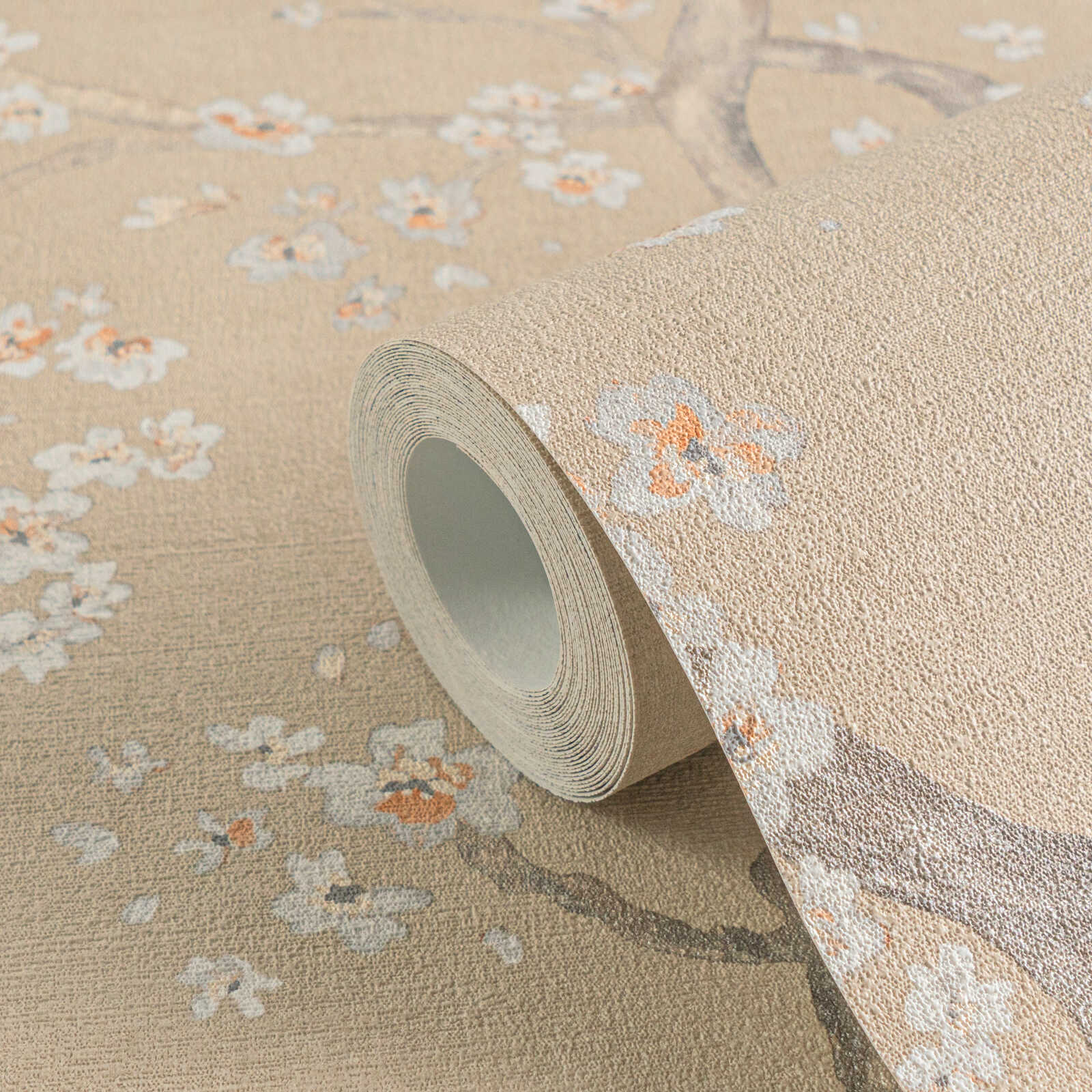 Bēšas tapetes ar ķiršu ziediem un smalku tekstūru dabiskā tonī - istabas interjerā