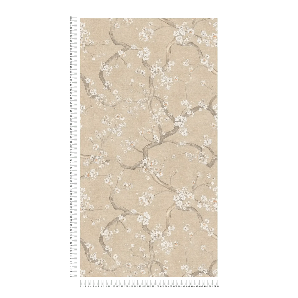 Bēšas tapetes ar ķiršu ziediem un smalku tekstūru dabiskā tonī - guļamistabas interjerā
