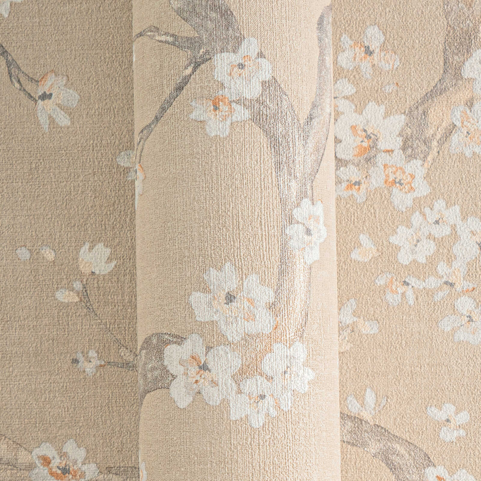 Bēšas tapetes ar ķiršu ziediem un smalku tekstūru dabiskā tonī - viesistabas interjerā