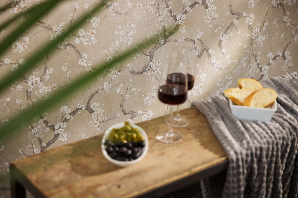 Bēšas tapetes ar ķiršu ziediem un smalku tekstūru dabiskā tonī - idejas interjerām