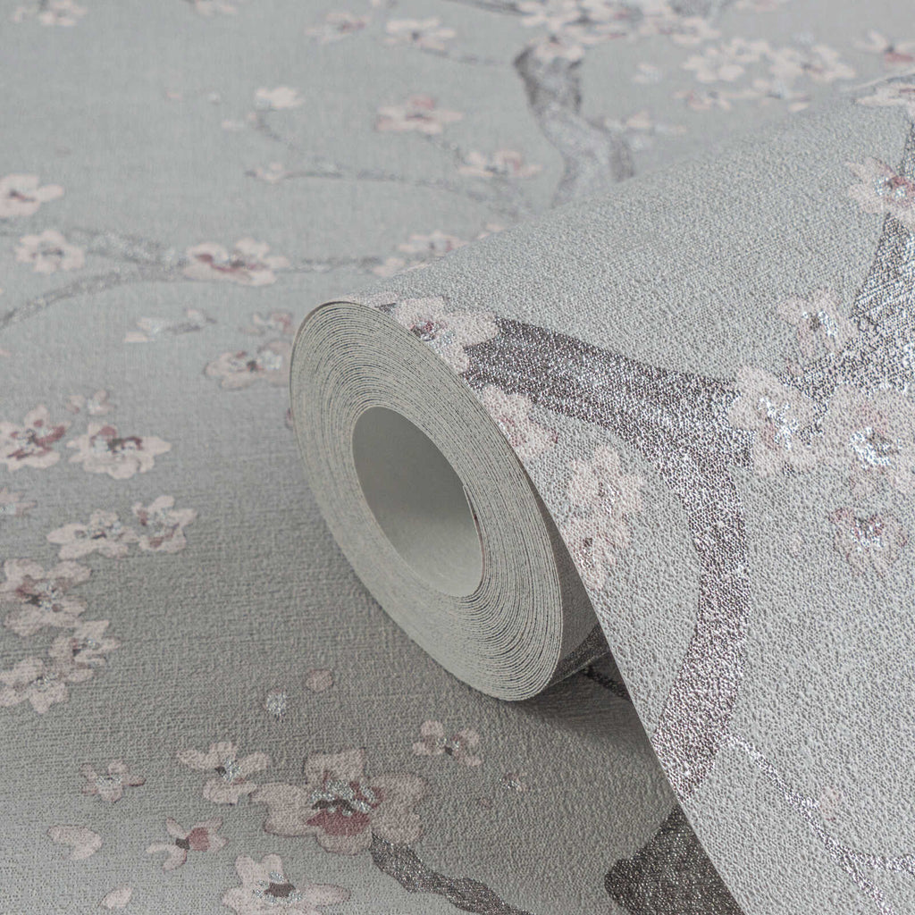 Pelēkas un rozā tapetes ar teksturētu virsmu un ķiršu ziediem - istabas interjerā