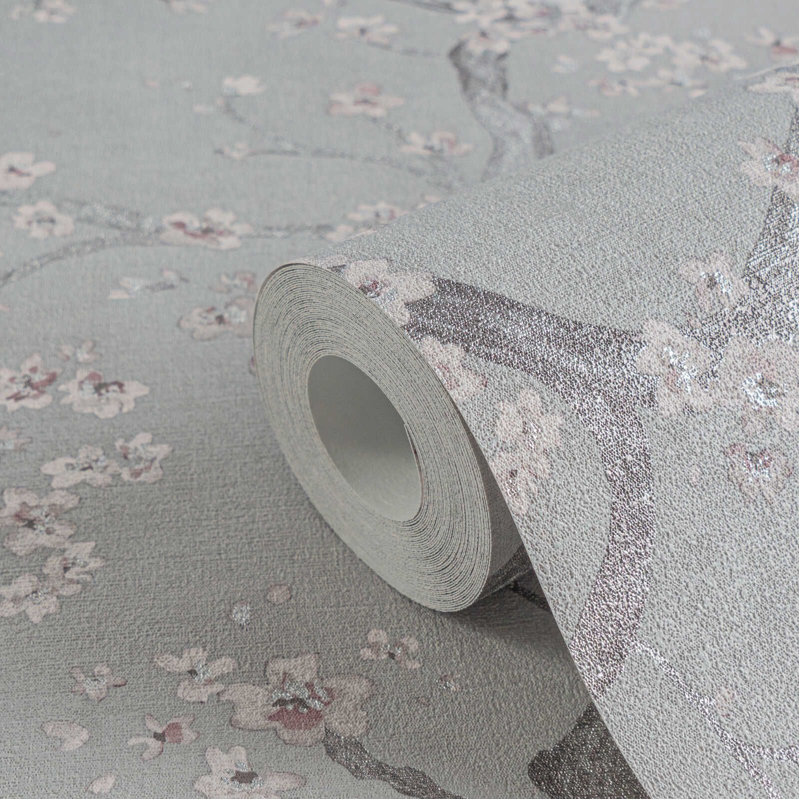Pelēkas un rozā tapetes ar teksturētu virsmu un ķiršu ziediem - istabas interjerā