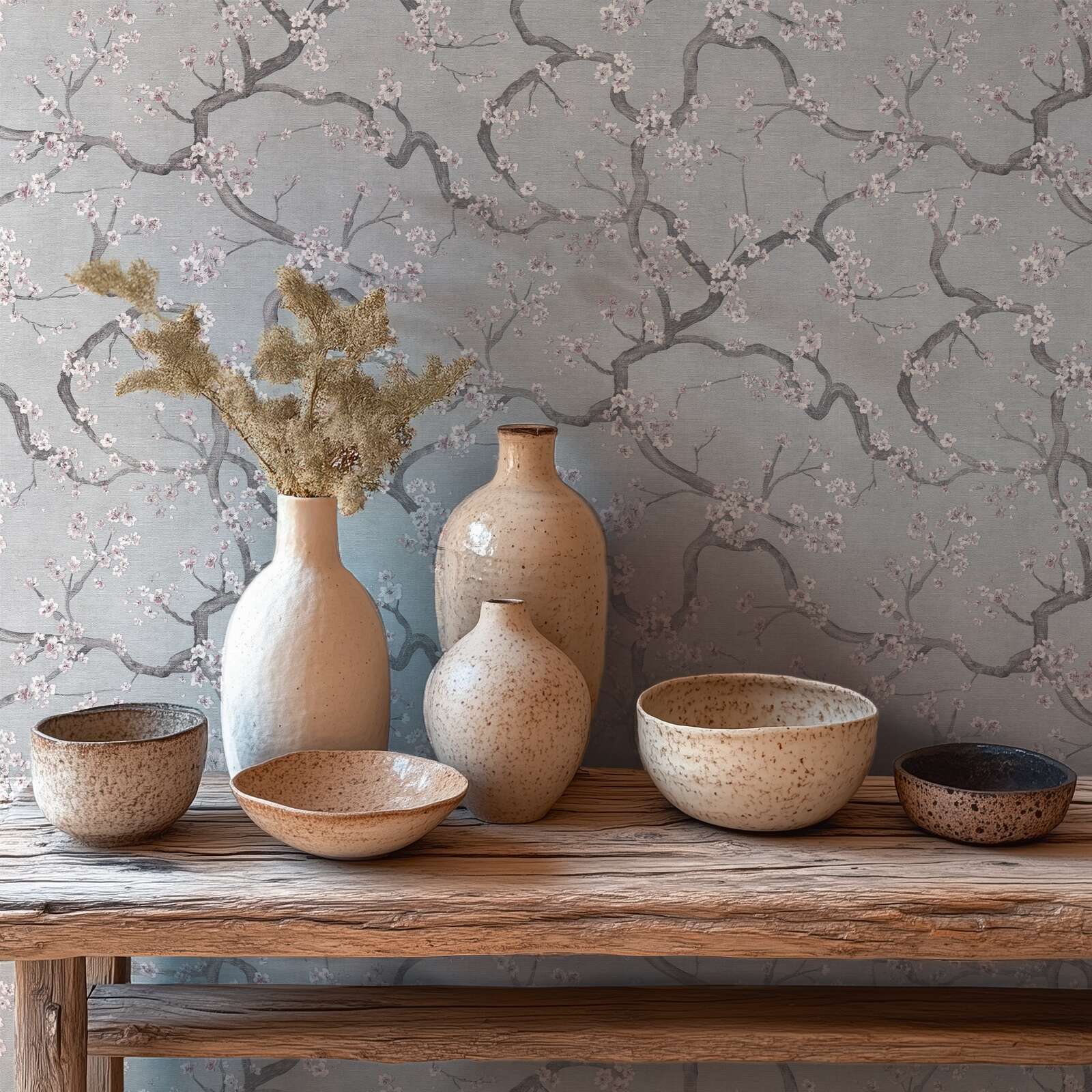 Pelēkas un rozā tapetes ar teksturētu virsmu un ķiršu ziediem - kombinācija ar mebelēm