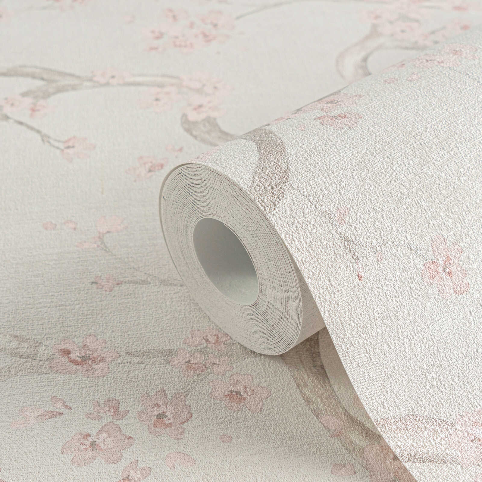 Krēmkrāsas un rozā tapetes ar ķiršu ziedu dizainu un smalku faktūru - kombinācija ar mebelēm