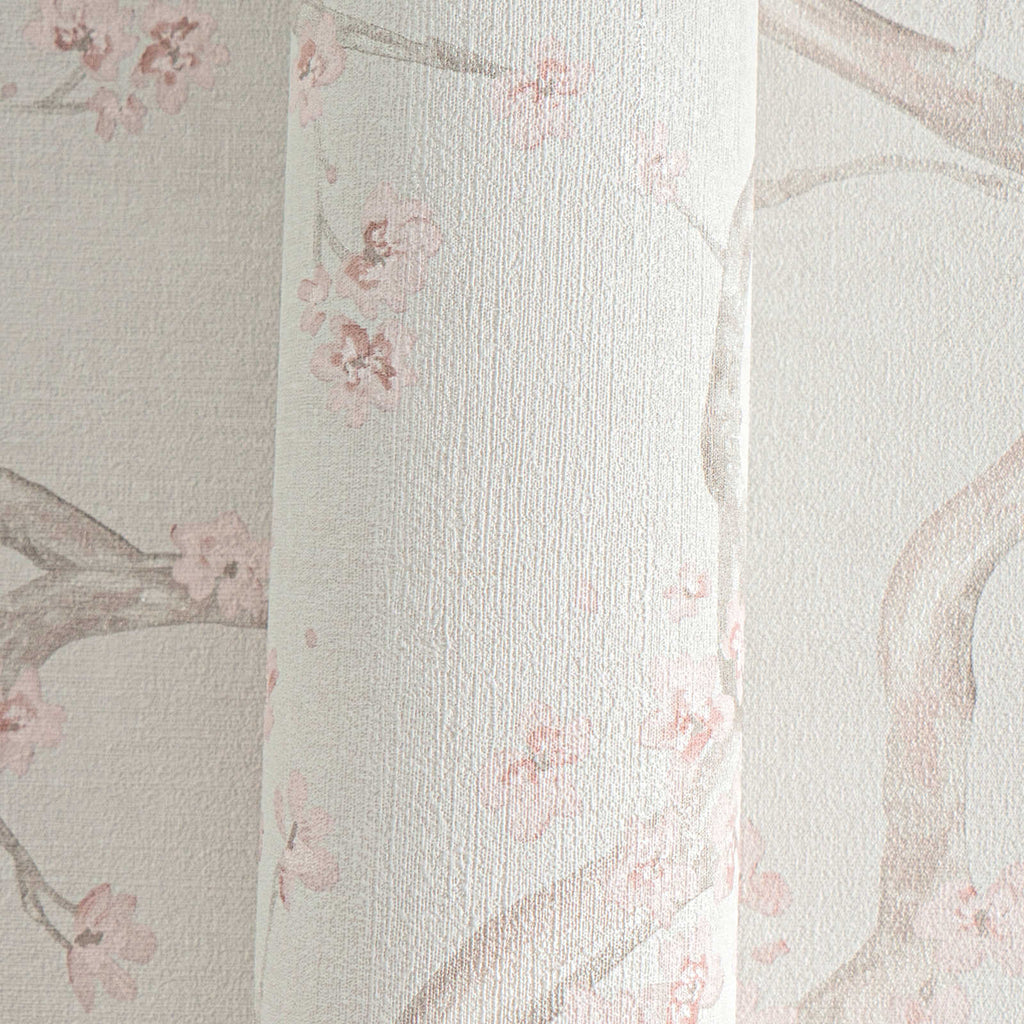 Krēmkrāsas un rozā tapetes ar ķiršu ziedu dizainu un smalku faktūru - istabas interjerā