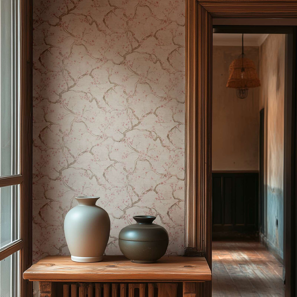 Krēmkrāsas un rozā tapetes ar ķiršu ziedu dizainu un smalku faktūru - guļamistabas interjerā