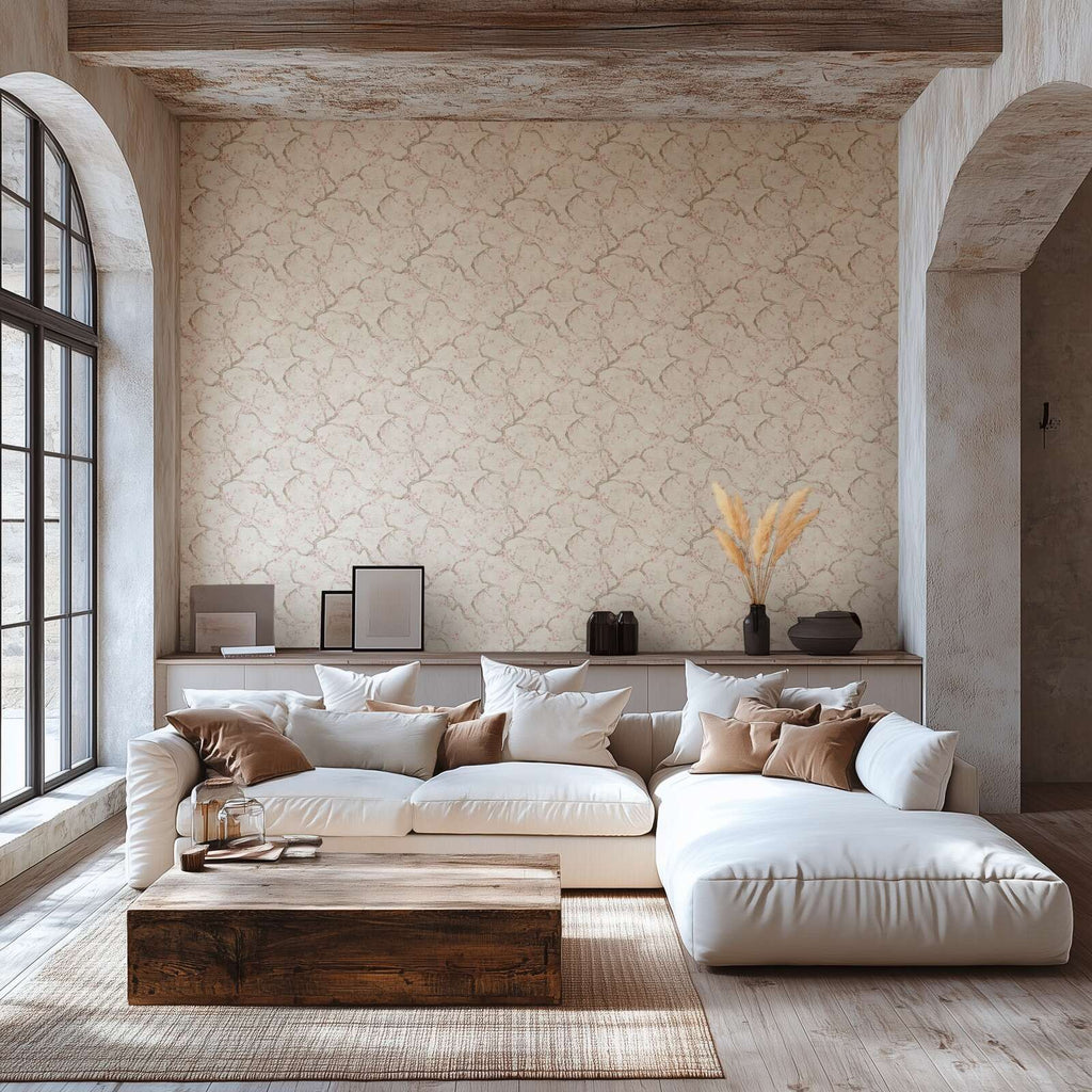 Krēmkrāsas un rozā tapetes ar ķiršu ziedu dizainu un smalku faktūru - vizualizācija interjerā